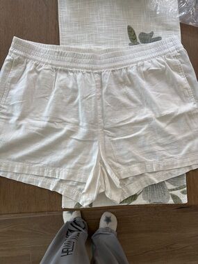 Women's White Elastic-Waist Casual Shorts